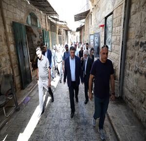مواطنون يتفقدون ويحاولون إصلاح الأضرار التي خلفها عدوان الاحتلال على البلدة القديمة في نابلس